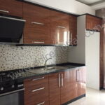 ahşap kapaklı mutfak dolabı