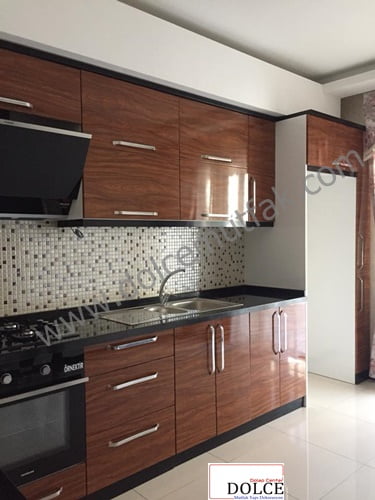 ahşap kapaklı mutfak dolabı