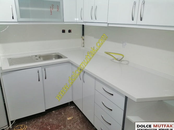 akrilik kapaklı mutfak dolabı