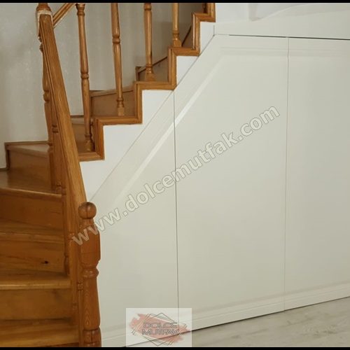 merdiven altına ayakkabılık